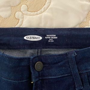 Old Navy Rock Star skinny Jeans. Never worn. Mid rise ankle.